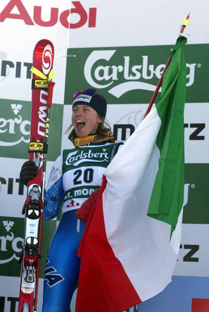 Denise sul podio a Saint Moritz,  il 13 febbraio 2003. L&#39;azzurra  seconda nello slalom gigante (Omega)